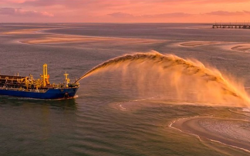 Ilustração gerada por IA sobre: Boskalis recompõe areia no estuário de Oosterschelde com draga hopper