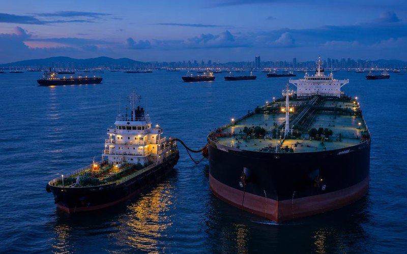 Ilustração gerada por IA sobre: Cingapura executa operação pioneira de bunkering de metanol verde entre navios