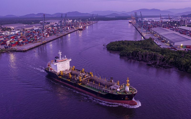 Ilustração gerada por IA sobre: Porto de Santos abre licitação para dragagem de aprofundamento do canal para 16 metros