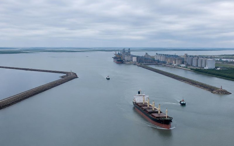 Ilustração gerada por IA sobre: Porto do Rio Grande registra em novembro de 2024 a maior movimentação mensal em dez anos